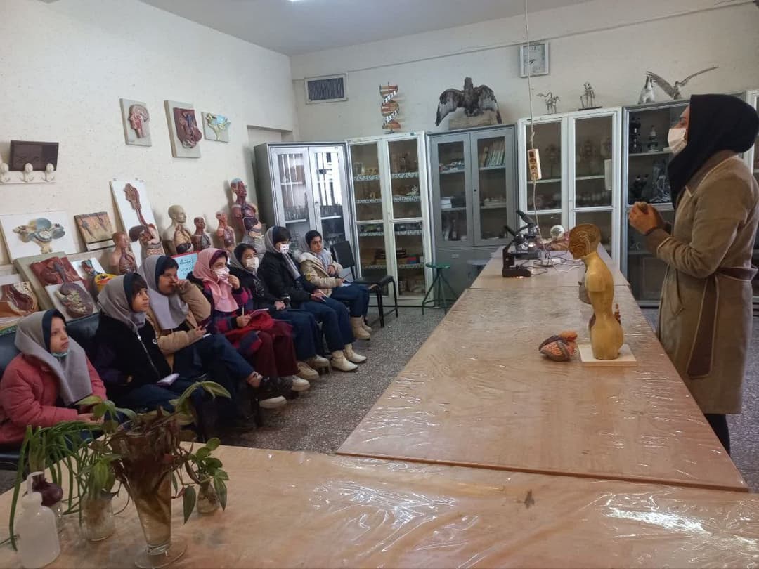 دانش اموزان پنجم و ششم در پژوهش سرای شهید شهریاری
